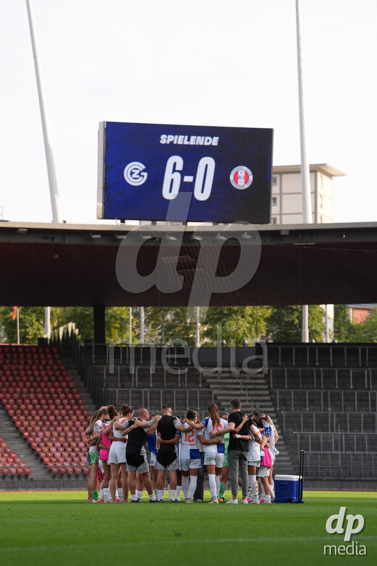 Schweiz: AXA Women's Super League 2026/2027, GC Frauenfussball vs FC Rapperswil-Jona - Stadion Letzigrund, Zürich: Die Mannschaft des GC Frauenfussball nach dem Sieg