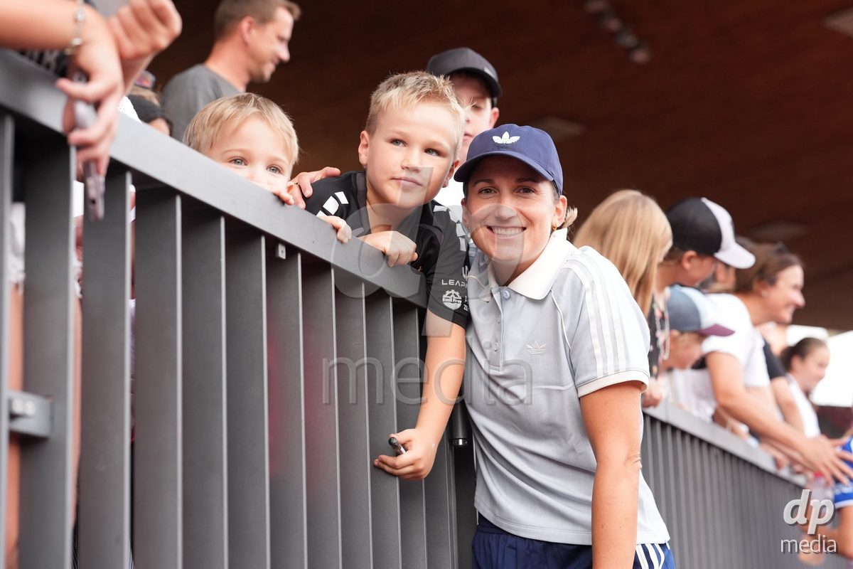 Schweiz: AXA Women's Super League 2026/2027, GC Frauenfussball vs FC Rapperswil-Jona - Stadion Letzigrund, Zürich: Laura Vetterlein (Cheftrainer Grasshoppers) zusammen mit Fans nach dem Spiel