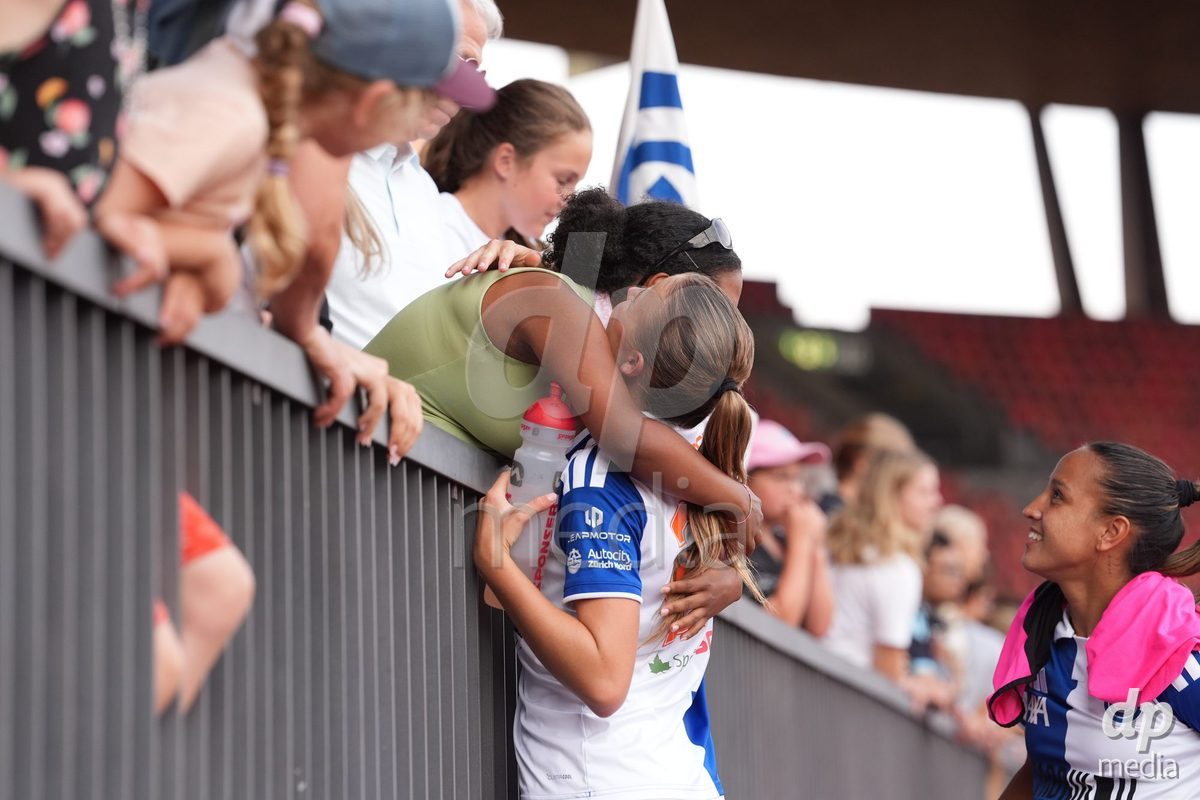 Schweiz: AXA Women's Super League 2026/2027, GC Frauenfussball vs FC Rapperswil-Jona - Stadion Letzigrund, Zürich: Giulia Looser (24 Grasshoppers) nach dem Spiel zusammen mit den Fans