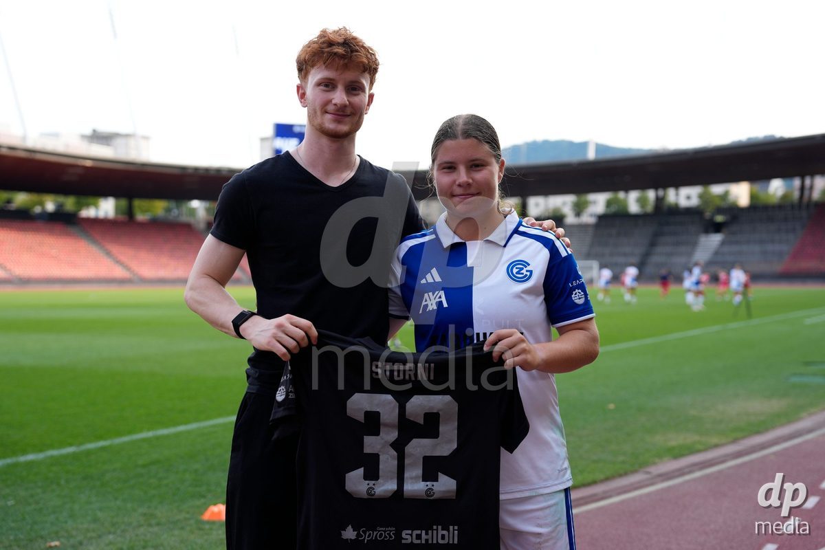 Schweiz: AXA Women's Super League 2026/2027, GC Frauenfussball vs FC Rapperswil-Jona - Stadion Letzigrund, Zürich: Michelle Storni (20 Grasshoppers) nach dem Spiel zusammen mit Eric Timmer (Karate Athlet)