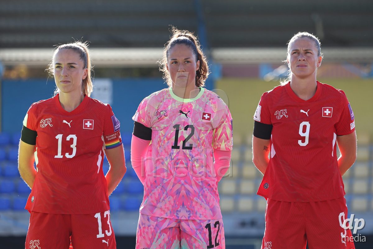 09.10.2026; Mezokovesd, Fussball - UEFA Women's European Qualifiers Playoff Round 1- Israel vs Schweiz: Lia Walti (SUI), Livia Peng (SUI), Ana-Maria Crnogorcevic (SUI)(Pal Gollner/)