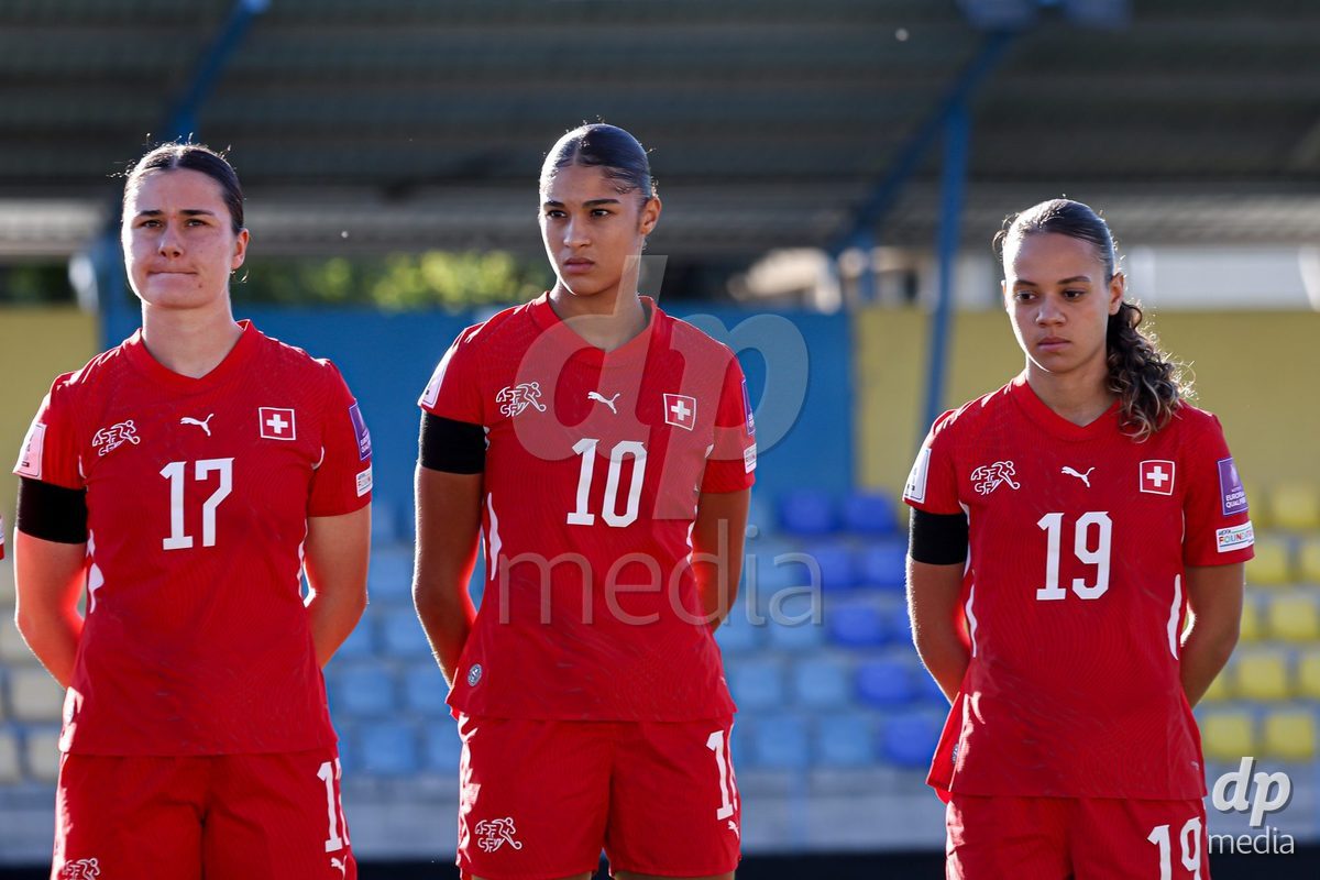 09.10.2026; Mezokovesd, Fussball - UEFA Women's European Qualifiers Playoff Round 1- Israel vs Schweiz: Svenja Folmli (SUI), Sydney Schertenleib (SUI), Iman Beney (SUI)(Pal Gollner/)