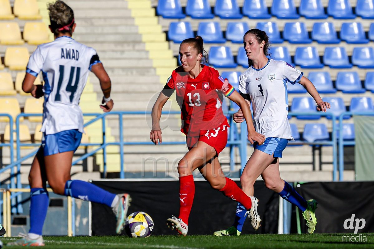 09.10.2026; Mezokovesd, Fussball - UEFA Women's European Qualifiers Playoff Round 1- Israel vs Schweiz: Lia Walti (SUI), Talia Sommer (ISR)(Pal Gollner/)