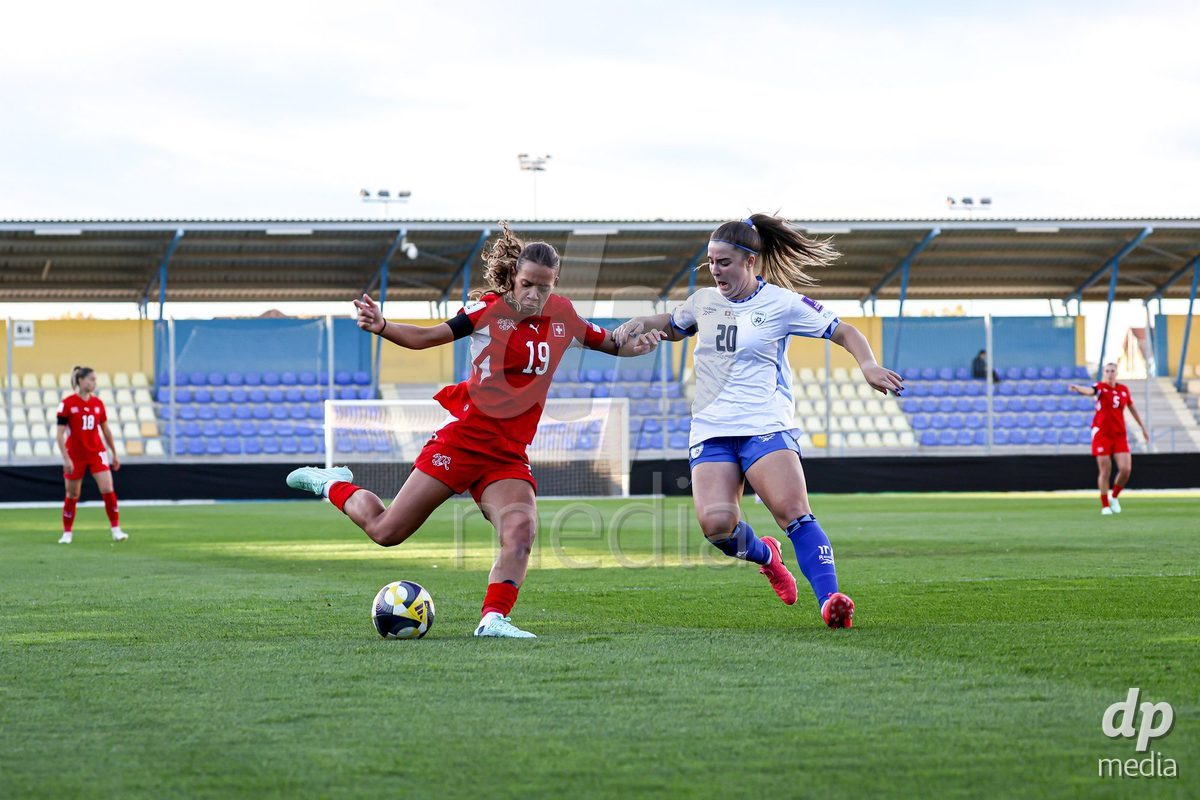 09.10.2026; Mezokovesd, Fussball - UEFA Women's European Qualifiers Playoff Round 1- Israel vs Schweiz: Iman Beney (SUI), Maia Sirota (ISR)(Pal Gollner/)