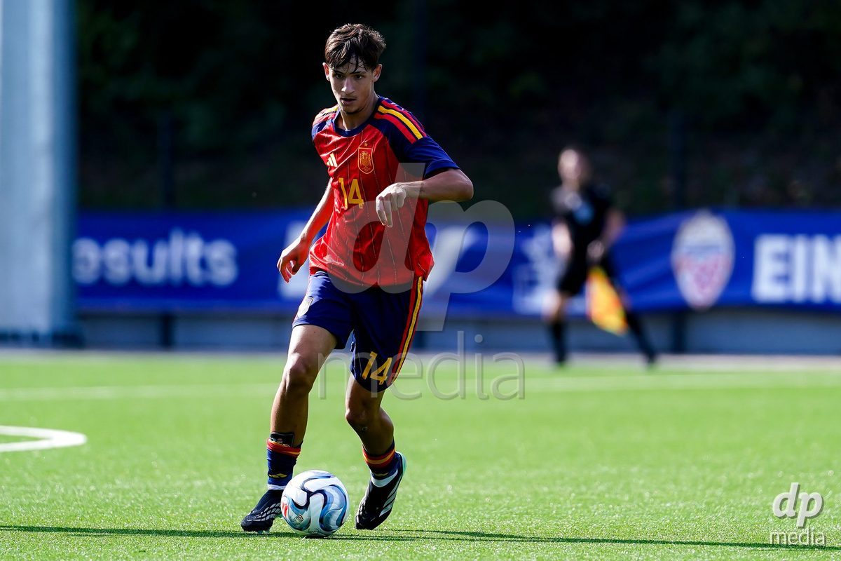 SCHAAN, LIECHTENSTEIN - OCTOBER 15: Jairo Trujillo of Spain controls the ball during the UEFA European Under-17 Qualifier match between Spain and Israel at LFV Campus Rheinwiese on October 15, 2026 in Schaan, Liechtenstein.
