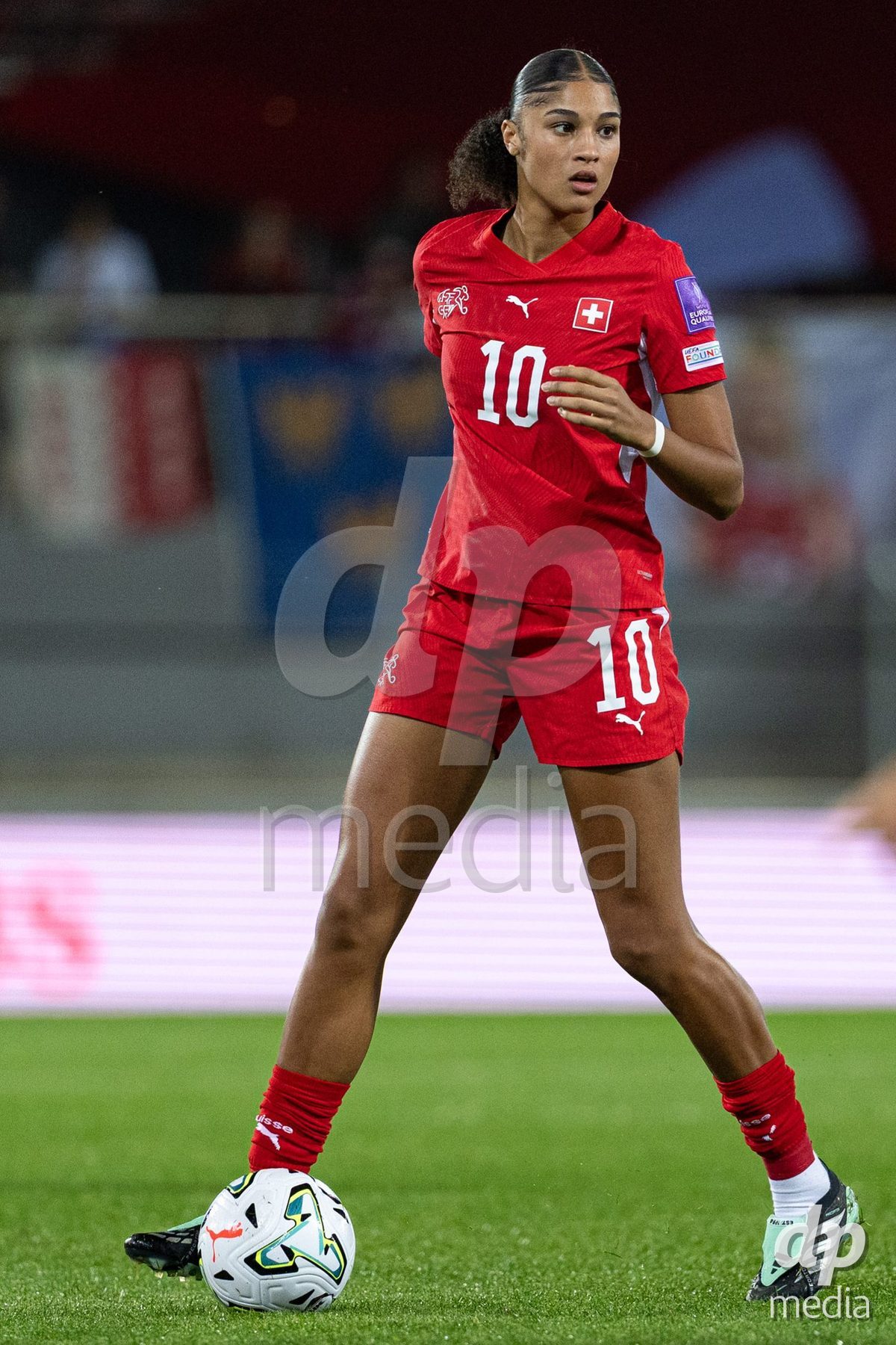 SION, SWITZERLAND, OCTOBER 13 : Sydney Schertenleib of Switzerland drives the ball during the FIFA Women's World Cup 2027 Women's European Qualifiers Play-offs game between Switzerland and Israel at Stade de Tourbillon on October 13, 2026 in Sion, Switzerland.