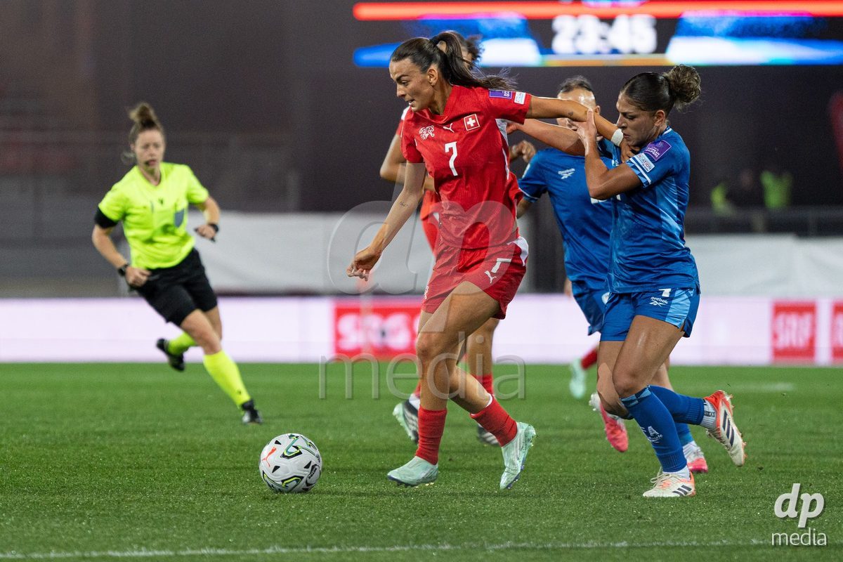SION, SWITZERLAND, OCTOBER 13 : Riola Xhemaili of Switzerland dribbles during the FIFA Women's World Cup 2027 Women's European Qualifiers Play-offs game between Switzerland and Israel at Stade de Tourbillon on October 13, 2026 in Sion, Switzerland.