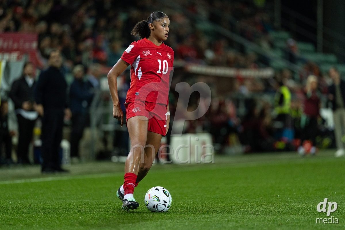 SION, SWITZERLAND, OCTOBER 13 : Sydney Schertenleib of Switzerland drives the ball during the FIFA Women's World Cup 2027 Women's European Qualifiers Play-offs game between Switzerland and Israel at Stade de Tourbillon on October 13, 2026 in Sion, Switzerland.