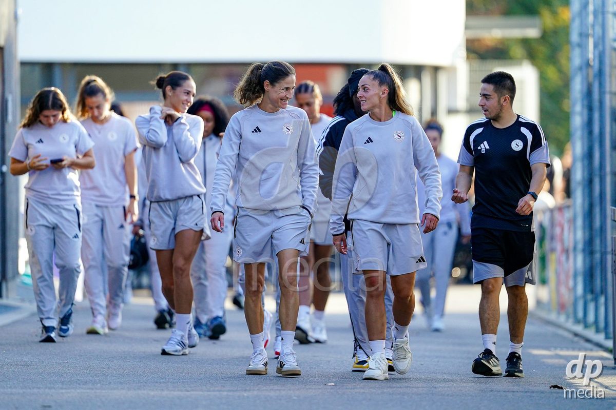 GENEVA, SWITZERLAND - OCTOBER 16: Players of Servette FC Chenois Feminin arrival during the AXA Women's Super League match between Servette FC Chenois Feminin and FC Luzern at Stade de Trois-Chene on October 16, 2026 in Geneva, Switzerland.
