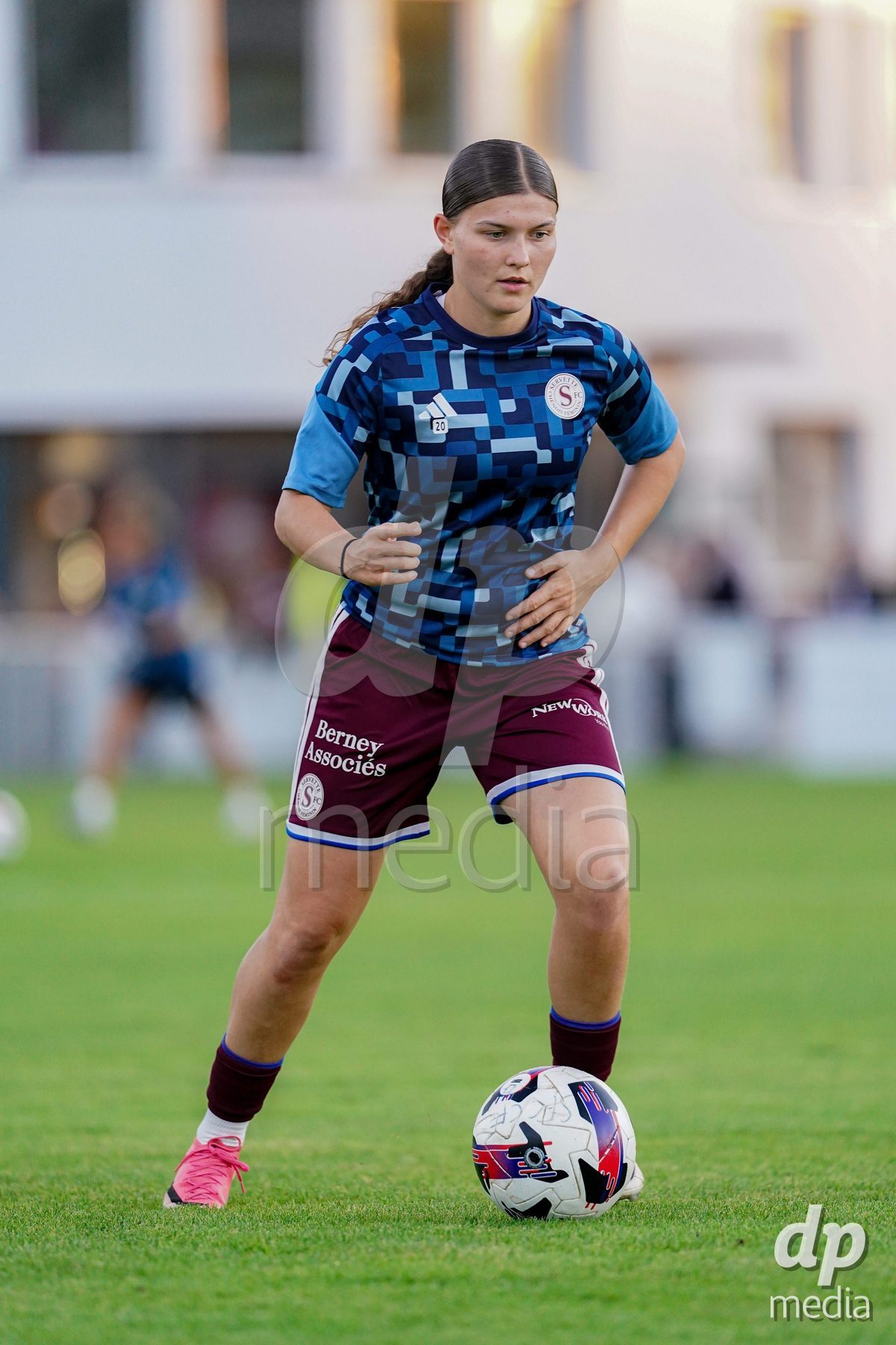 GENEVA, SWITZERLAND - OCTOBER 16: Players of Servette FC Chenois Feminin warming up during the AXA Women's Super League match between Servette FC Chenois Feminin and FC Luzern at Stade de Trois-Chene on October 16, 2026 in Geneva, Switzerland.