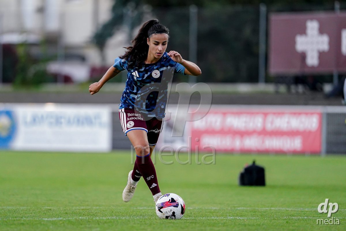 GENEVA, SWITZERLAND - OCTOBER 16: Players of Servette FC Chenois Feminin warming up during the AXA Women's Super League match between Servette FC Chenois Feminin and FC Luzern at Stade de Trois-Chene on October 16, 2026 in Geneva, Switzerland.