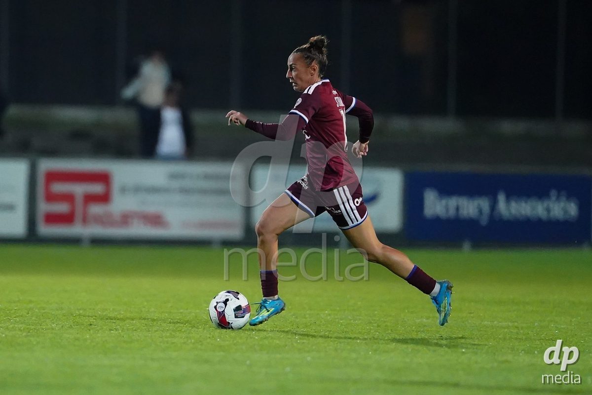 GENEVA, SWITZERLAND - OCTOBER 16: Paula Serrano of Servette FC Chenois Feminin controls the ball during the AXA Women's Super League match between Servette FC Chenois Feminin and FC Luzern at Stade de Trois-Chene on October 16, 2026 in Geneva, Switzerland.