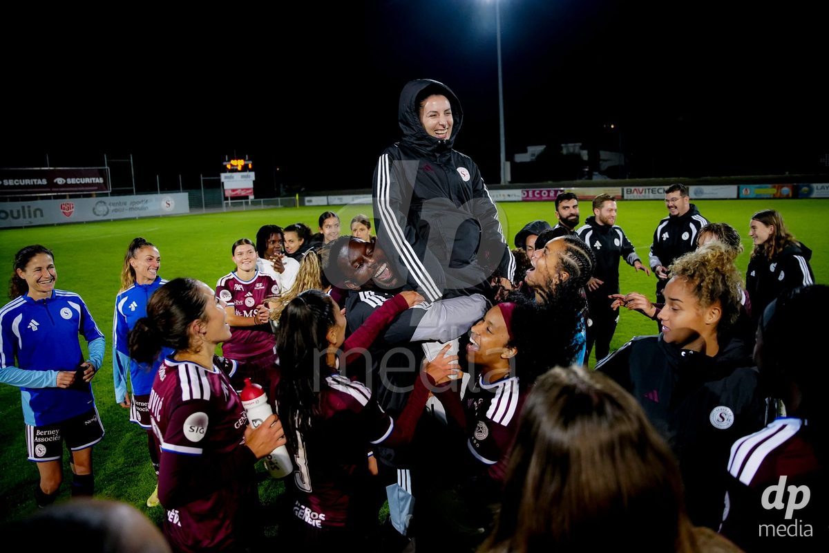 GENEVA, SWITZERLAND - OCTOBER 16: Servette FC Chenois Feminin celebrating after winning the AXA Women's Super League match between Servette FC Chenois Feminin and FC Luzern at Stade de Trois-Chene on October 16, 2026 in Geneva, Switzerland.