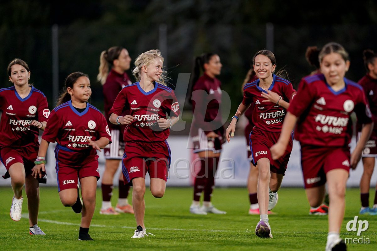 GENEVA, SWITZERLAND - OCTOBER 16: Servette FC Chenois Feminin during the AXA Women's Super League match between Servette FC Chenois Feminin and FC Luzern at Stade de Trois-Chene on October 16, 2026 in Geneva, Switzerland.