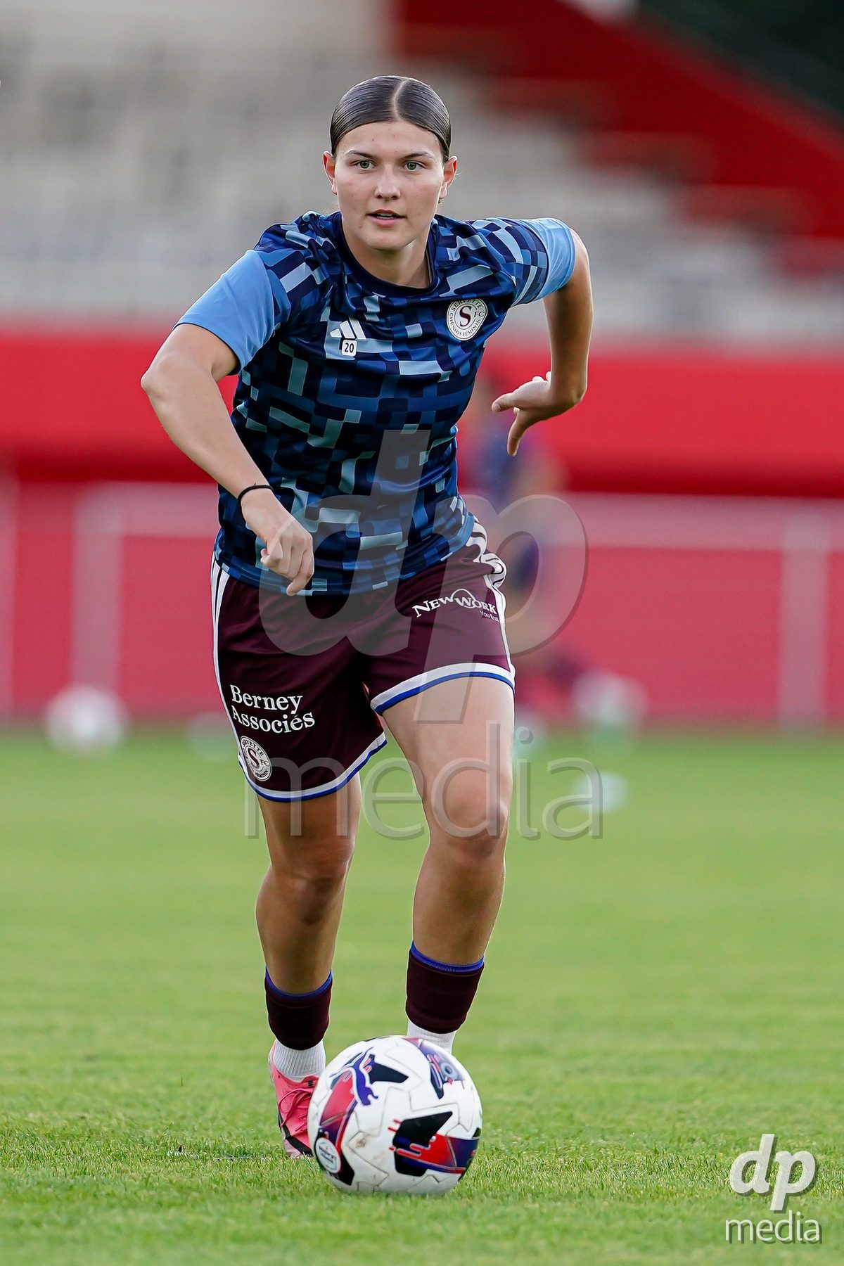 GENEVA, SWITZERLAND - OCTOBER 16: Players of Servette FC Chenois Feminin warming up during the AXA Women's Super League match between Servette FC Chenois Feminin and FC Luzern at Stade de Trois-Chene on October 16, 2026 in Geneva, Switzerland.