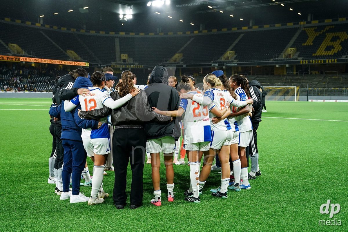 BERN, SWITZERLAND - OCTOBER 17: Players of GC in a teamhuddle after the loss during the AXA Women's Super League match between BSC YB Frauen and GC Frauenfussball at Wankdorf Stadion on October 17, 2026 in Bern, Switzerland.
