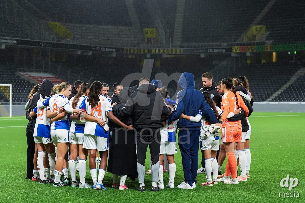 BERN, SWITZERLAND - OCTOBER 17: Players of GC in a teamhuddle after the loss during the AXA Women's Super League match between BSC YB Frauen and GC Frauenfussball at Wankdorf Stadion on October 17, 2026 in Bern, Switzerland.