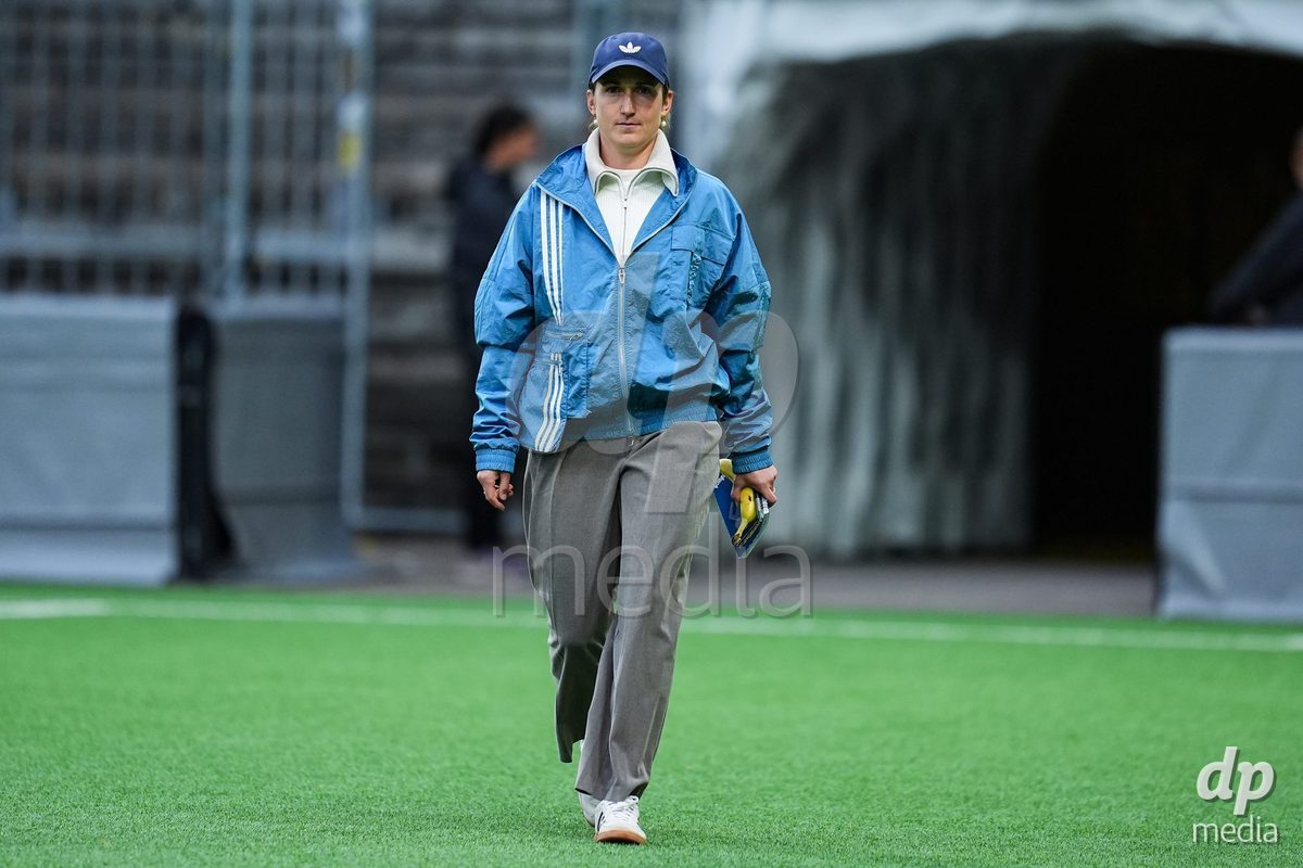 BERN, SWITZERLAND - OCTOBER 17: Laura Vetterlein, Headcoach of GC Frauenfussball during the AXA Women's Super League match between BSC YB Frauen and GC Frauenfussball at Wankdorf Stadion on October 17, 2026 in Bern, Switzerland.