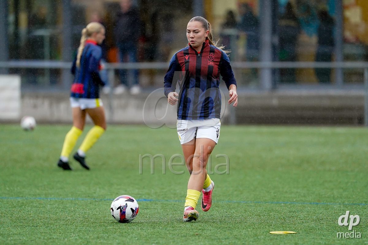 AARAU, SWITZERLAND - OCTOBER 17: Krystyna Flis of FC Basel 1893 warming up during the AXA Women's Super League match between FC Aarau Frauen and FC Basel 1893 at Sportanlage Schachen on October 17, 2026 in Aarau, Switzerland.