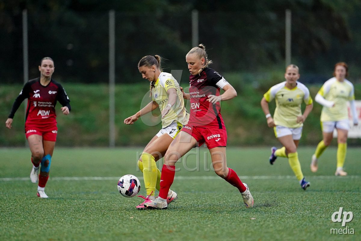 AARAU, SWITZERLAND - OCTOBER 17: Michelle Stierli of FC Aarau Frauen and Alisa Arthur of FC Basel 1893 battle for the ball during the AXA Women's Super League match between FC Aarau Frauen and FC Basel 1893 at Sportanlage Schachen on October 17, 2026 in Aarau, Switzerland.