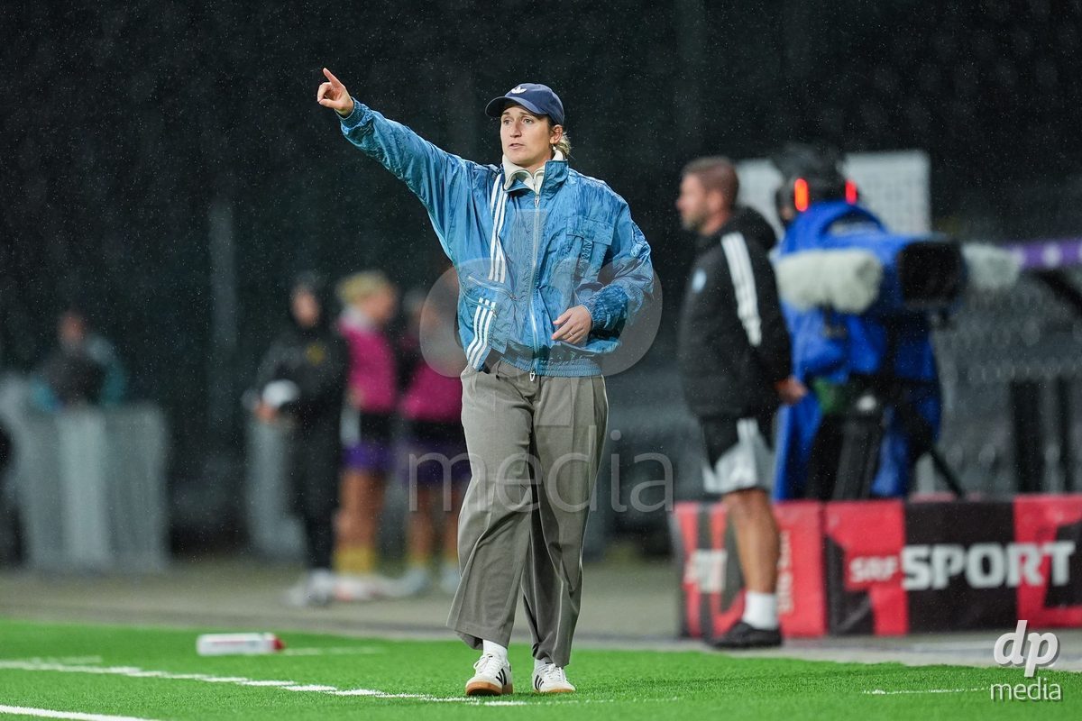 BERN, SWITZERLAND - OCTOBER 17: Laura Vetterlein, Headcoach of GC Frauenfussball gestures during the AXA Women's Super League match between BSC YB Frauen and GC Frauenfussball at Wankdorf Stadion on October 17, 2026 in Bern, Switzerland.