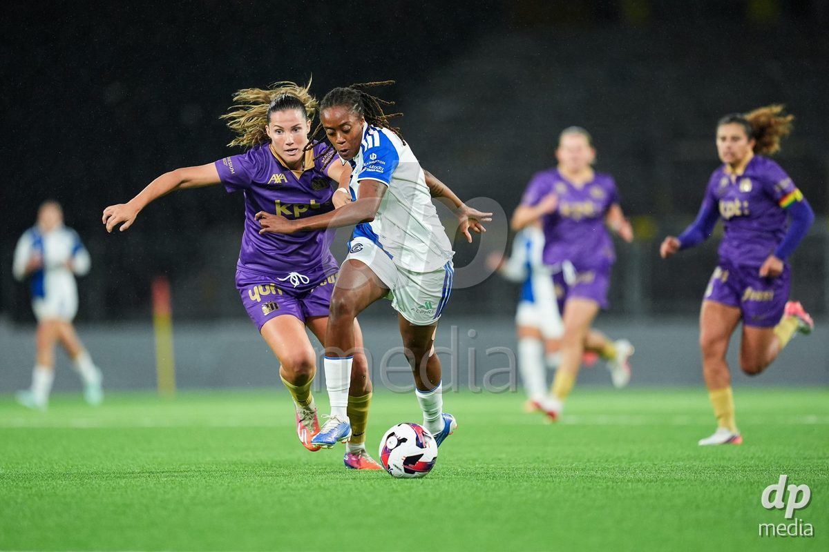 BERN, SWITZERLAND - OCTOBER 17: Maria Jimenez Gutierrez of BSC YB Frauen (L) and Paige Bailey Gayle of GC Frauenfussball (R) battle for the ball (duel) during the AXA Women's Super League match between BSC YB Frauen and GC Frauenfussball at Wankdorf Stadion on October 17, 2026 in Bern, Switzerland.