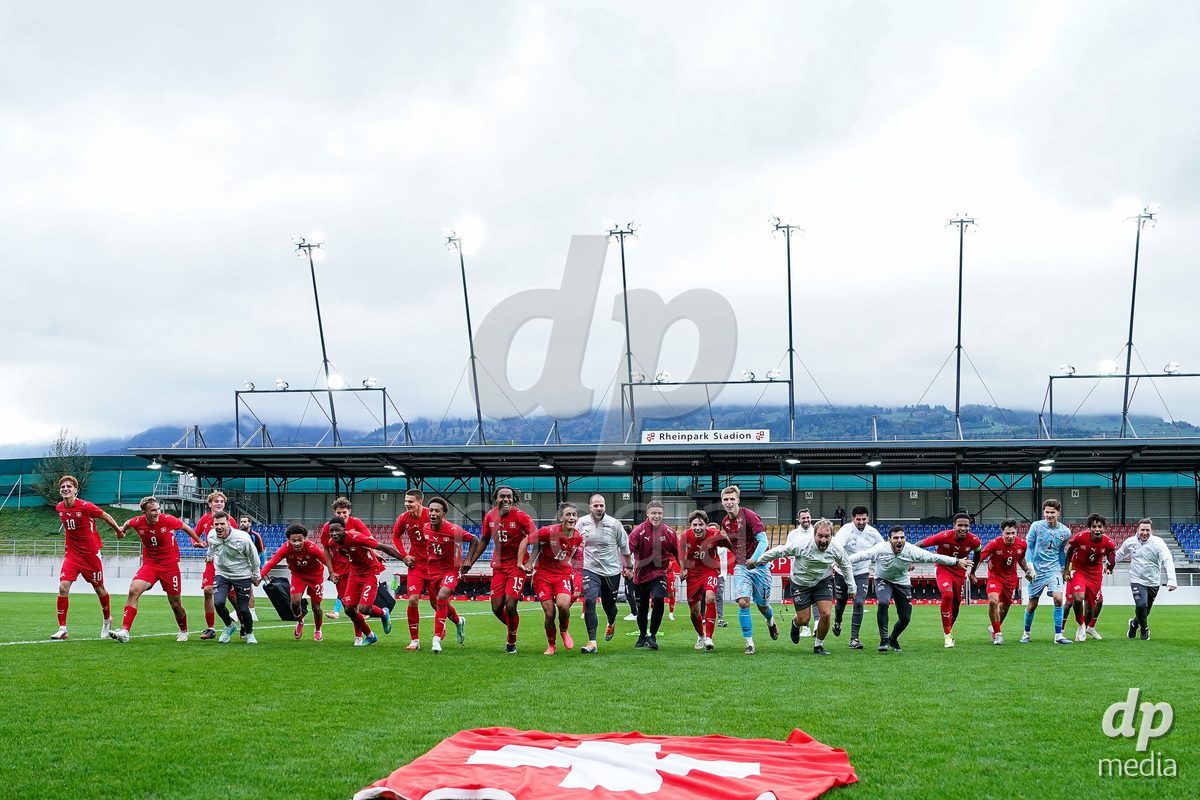 VADUZ, LIECHTENSTEIN - OCTOBER 18: Players of Switzerland celebrate the victory and entry into the nexxt round after the UEFA European Under-17 Qualifier match between Switzerland and Spain at Rheinpark Stadion on October 18, 2026 in Vaduz, Liechtenstein.