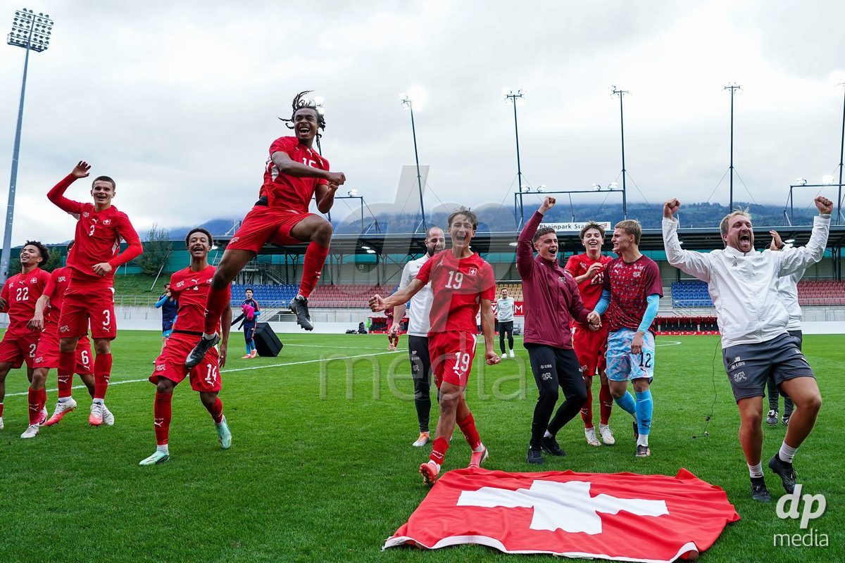 VADUZ, LIECHTENSTEIN - OCTOBER 18: Players of Switzerland celebrate the victory and entry into the nexxt round after the UEFA European Under-17 Qualifier match between Switzerland and Spain at Rheinpark Stadion on October 18, 2026 in Vaduz, Liechtenstein.