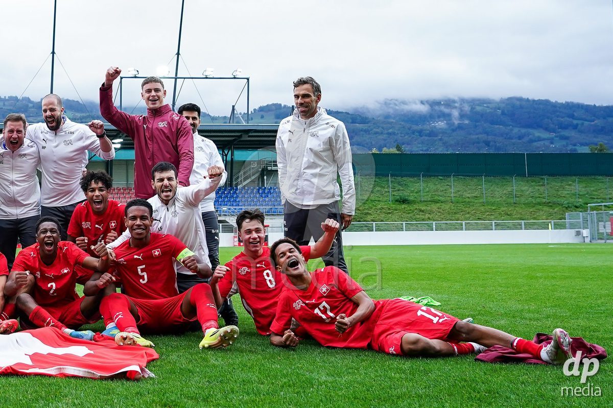 VADUZ, LIECHTENSTEIN - OCTOBER 18: Players of Switzerland celebrate the victory and entry into the nexxt round after the UEFA European Under-17 Qualifier match between Switzerland and Spain at Rheinpark Stadion on October 18, 2026 in Vaduz, Liechtenstein.
