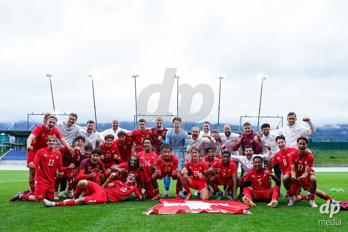 VADUZ, LIECHTENSTEIN - OCTOBER 18: Players of Switzerland celebrate the victory and entry into the nexxt round after the UEFA European Under-17 Qualifier match between Switzerland and Spain at Rheinpark Stadion on October 18, 2026 in Vaduz, Liechtenstein.