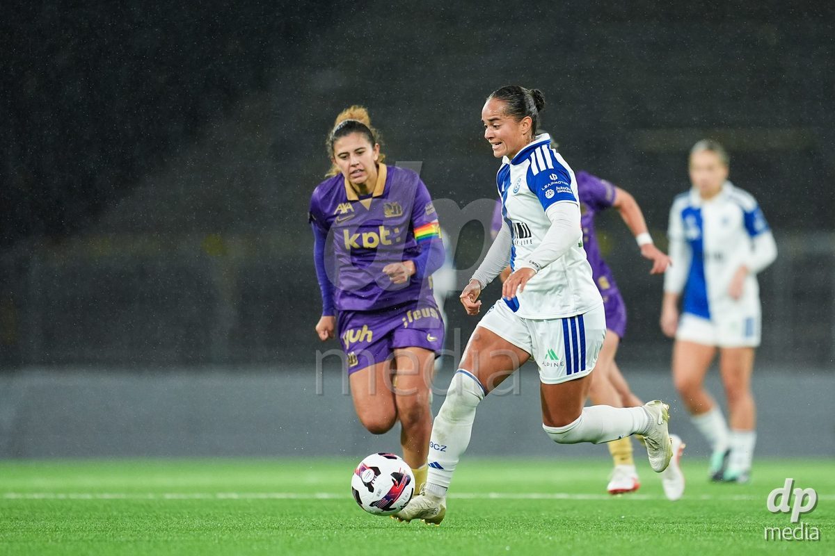 BERN, SWITZERLAND - OCTOBER 17: Kayla Jay Mckenna of GC Frauenfussball controls the ball during the AXA Women's Super League match between BSC YB Frauen and GC Frauenfussball at Wankdorf Stadion on October 17, 2026 in Bern, Switzerland.