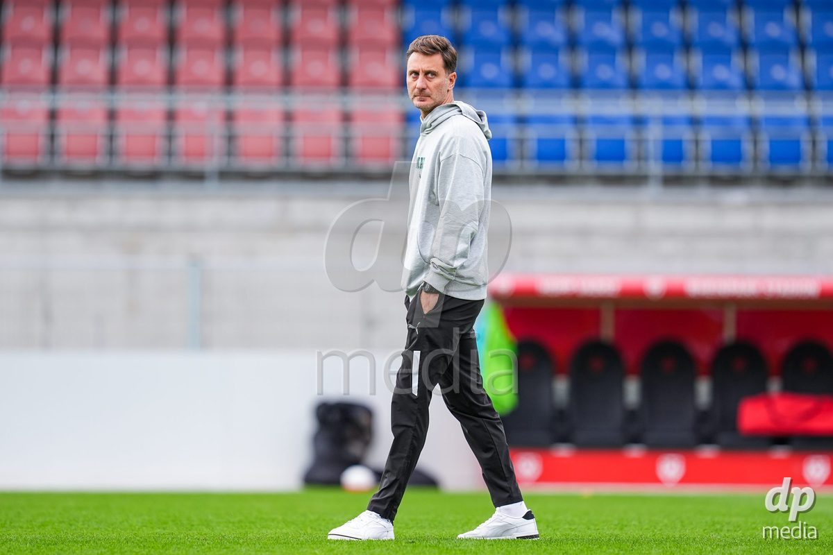 VADUZ, LIECHTENSTEIN - OCTOBER 18: Headcoach of Switzerland Ilija Borenovic during the UEFA European Under-17 Qualifier match between Switzerland and Spain at Rheinpark Stadion on October 18, 2026 in Vaduz, Liechtenstein.