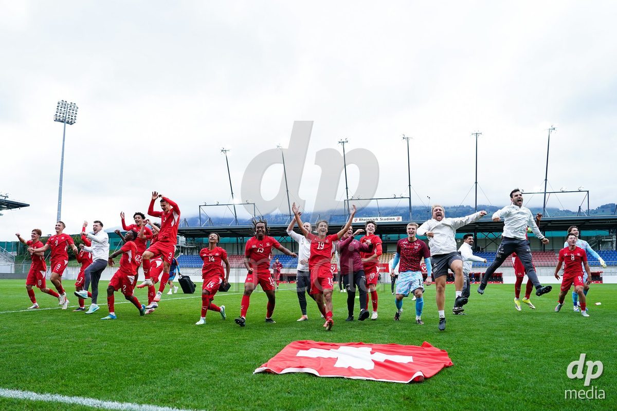 VADUZ, LIECHTENSTEIN - OCTOBER 18: Players of Switzerland celebrate the victory and entry into the nexxt round after the UEFA European Under-17 Qualifier match between Switzerland and Spain at Rheinpark Stadion on October 18, 2026 in Vaduz, Liechtenstein.