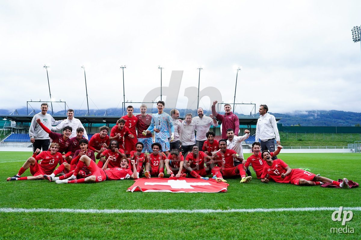 VADUZ, LIECHTENSTEIN - OCTOBER 18: Players of Switzerland celebrate the victory and pose for a photo after the UEFA European Under-17 Qualifier match between Switzerland and Spain at Rheinpark Stadion on October 18, 2026 in Vaduz, Liechtenstein.