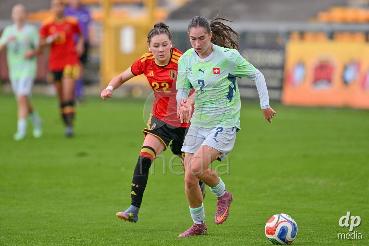 MOUSCRON, BELGIUM - OCTOBER 22: Aylin Kayis (22) of Belgium defending on Mia Seitz (7) of Switzerland  during the International Women's Friendly match between Belgium U16 and Switzerland U16 at Le Cannonier on October 22, 2026 in Mouscron, Belgium.