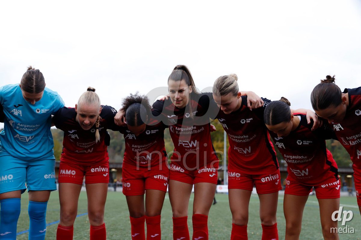 AARAU, SWITZERLAND - OCTOBER 24: Celia Hofer of FC Aarau Frauen and the team of FC Aarau Frauen prior the AXA Women's Cup match between FC Aarau Frauen and FC Basel 1893 at Sportanlage Schachen on October 24, 2026 in Aarau, Switzerland.