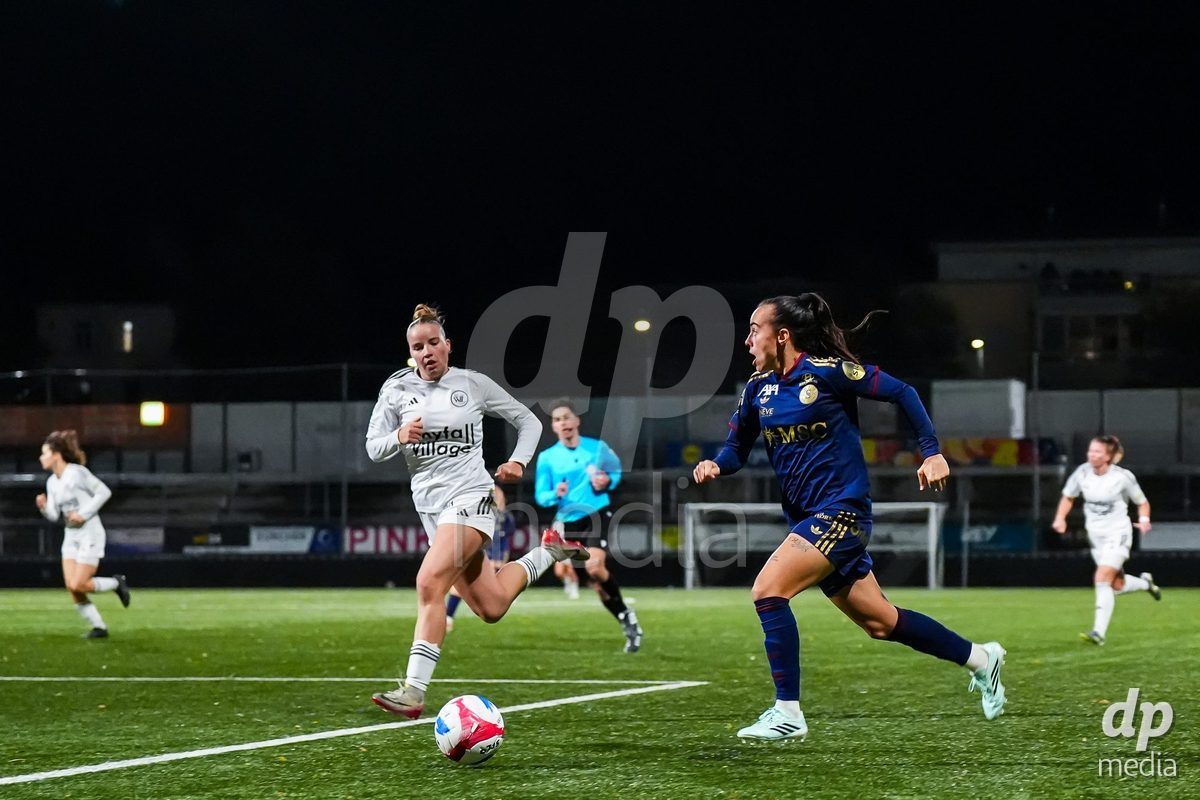 WIL, SWITZERLAND - OCTOBER 24: Joana Marchao of Servette FC Chenois Feminin brings the ball forward during the AXA Women's Cup match between FC Wil 1900 and Servette FC Chenois Feminin at Lidl Sportpark on October 24, 2026 in Wil, Switzerland.