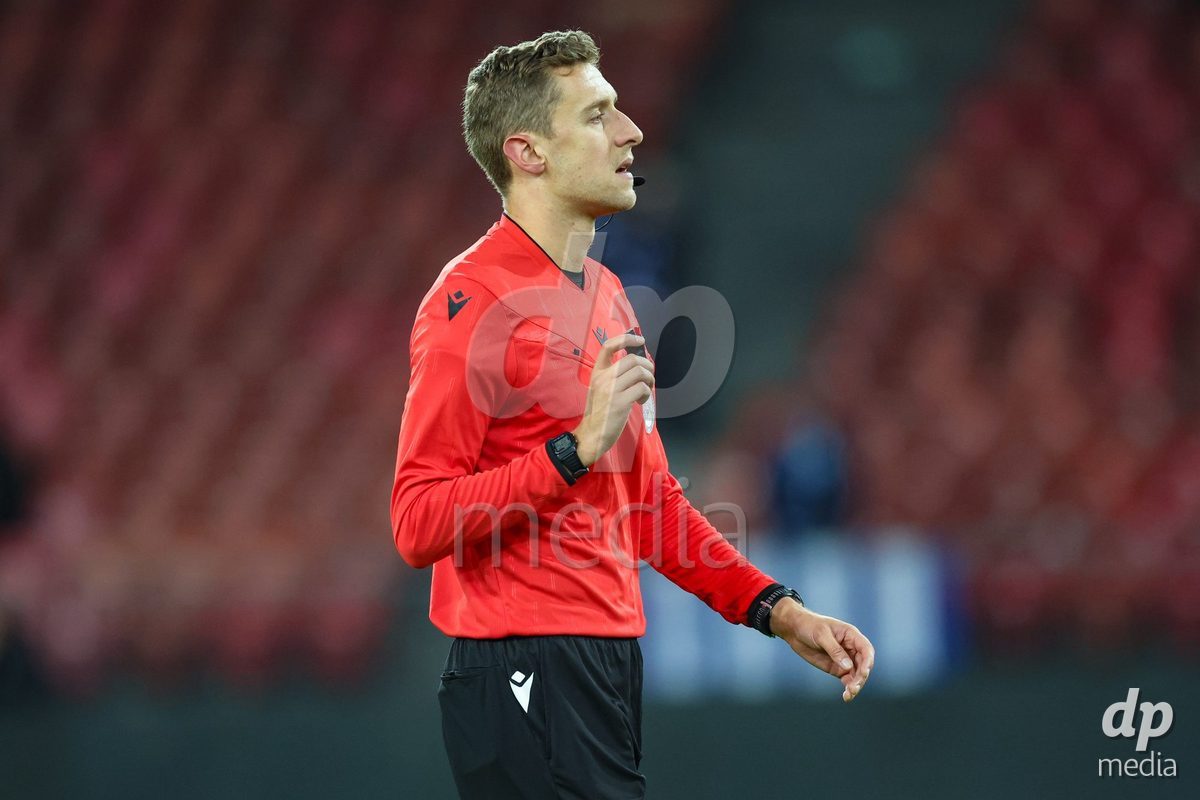ZURICH, SWITZERLAND - OCTOBER 24: The referee during the AXA Women's Cup match between FC Zurich and BSC YB Frauen at Letzigrund on October 24, 2026 in Zurich, Switzerland.