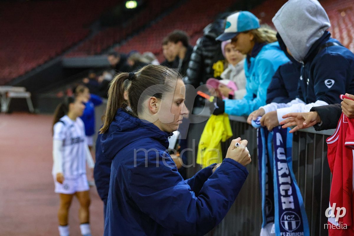 ZURICH, SWITZERLAND - OCTOBER 24: Naomi Mégroz from the FC Zürich Frauen signing autographs for fans after the AXA Women's Cup match between FC Zurich and BSC YB Frauen at Letzigrund on October 24, 2026 in Zurich, Switzerland.
