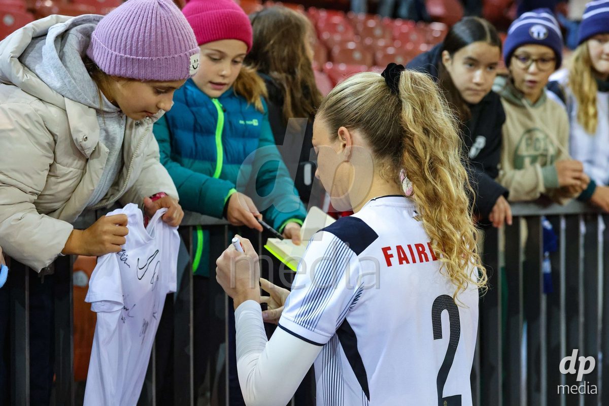 ZURICH, SWITZERLAND - OCTOBER 24: Briana Eads from the FC Zürich Frauen signing autographs for fans after the AXA Women's Cup match between FC Zurich and BSC YB Frauen at Letzigrund on October 24, 2026 in Zurich, Switzerland.