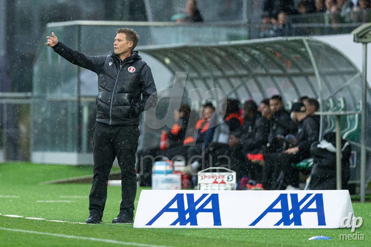 YVERDON-LES-BAINS, SWITZERLAND - OCTOBER 18: Gerol Bisig, FC Rapperswil-Jona headcoach in action during the AXA Women's Super League match between FC Yverdon Women and FC Rapperswil-Jona at Stade Municipal on October 18, 2026 in Yverdon-les-Bains, Switzerland.
