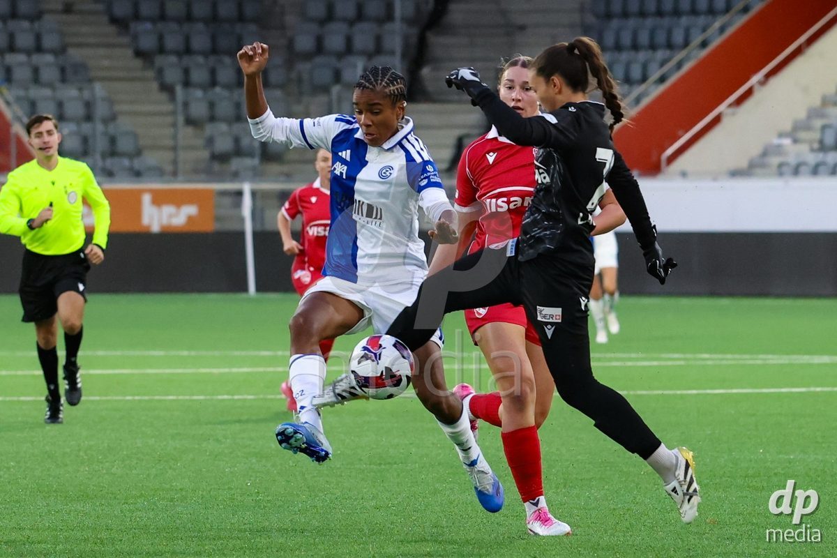 THUN, SWITZERLAND - OCTOBER 25: Sury Lamontana from the GC Frauenfussball (L) challenging for the ball against Janine Teuscher from FC Thun Frauen during the AXA Women's Cup match between FC Thun and GC Frauenfussball at Visana Stadion on October 25, 2026 in Thun, Switzerland.