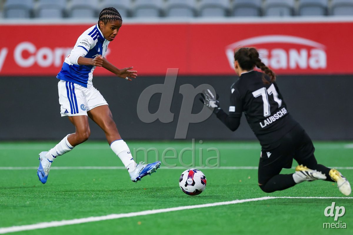 THUN, SWITZERLAND - OCTOBER 25: A big scoring chance for Sury Lamontana from the GC Frauenfussball (L)  against Leyla Laubscher from FC Thun Frauen during the AXA Women's Cup match between FC Thun and GC Frauenfussball at Visana Stadion on October 25, 2026 in Thun, Switzerland.