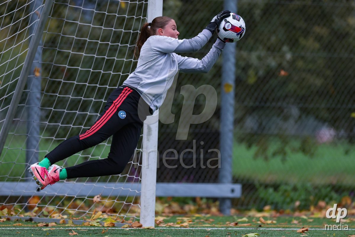 THUN, SWITZERLAND - OCTOBER 25: Yara Zwyssig from the GC Frauenfussball during the warm-up before the AXA Women's Cup match between FC Thun and GC Frauenfussball at Visana Stadion on October 25, 2026 in Thun, Switzerland.