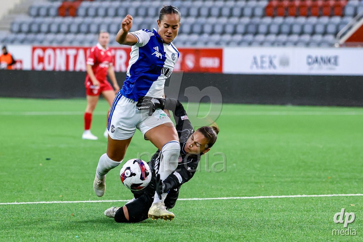 THUN, SWITZERLAND - OCTOBER 25: Kayla McKenna of GC Frauenfussball (L) challenging Leyla Laubscher from the FC Thun Frauen) during the AXA Women's Cup match between FC Thun and GC Frauenfussball at Visana Stadion on October 25, 2026 in Thun, Switzerland.