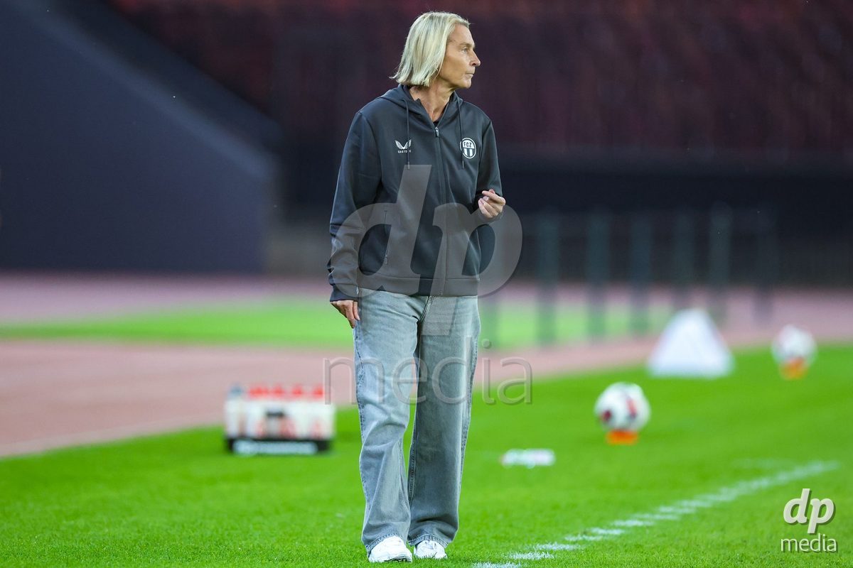 ZURICH, SWITZERLAND - OCTOBER 16: Martina Voss-Tecklenburg (Head Coach, FC Zürich Frauen) during the AXA Women's Super League match between FC Zurich and FC St. Gallen 1879 at Letzigrund on October 16, 2026 in Zurich, Switzerland.