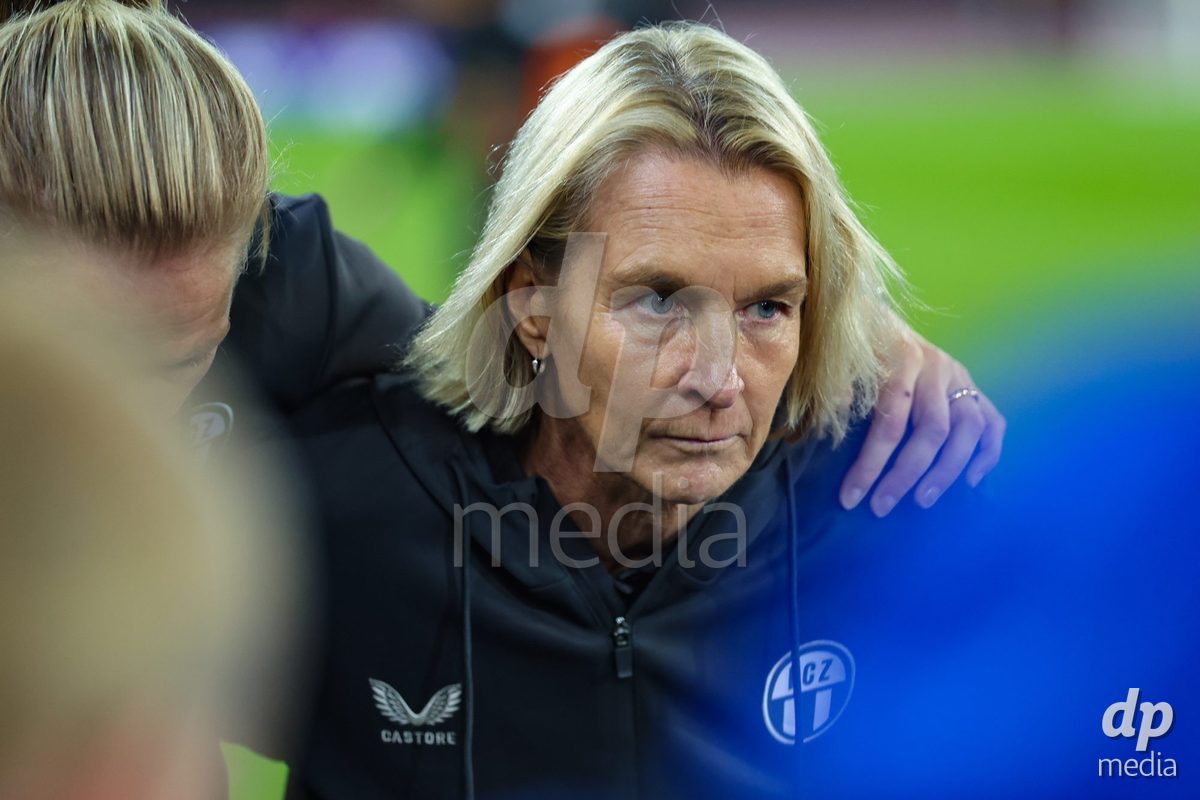 ZURICH, SWITZERLAND - OCTOBER 16: Martina Voss-Tecklenburg (Head Coach, FC Zürich Frauen) during the AXA Women's Super League match between FC Zurich and FC St. Gallen 1879 at Letzigrund on October 16, 2026 in Zurich, Switzerland.