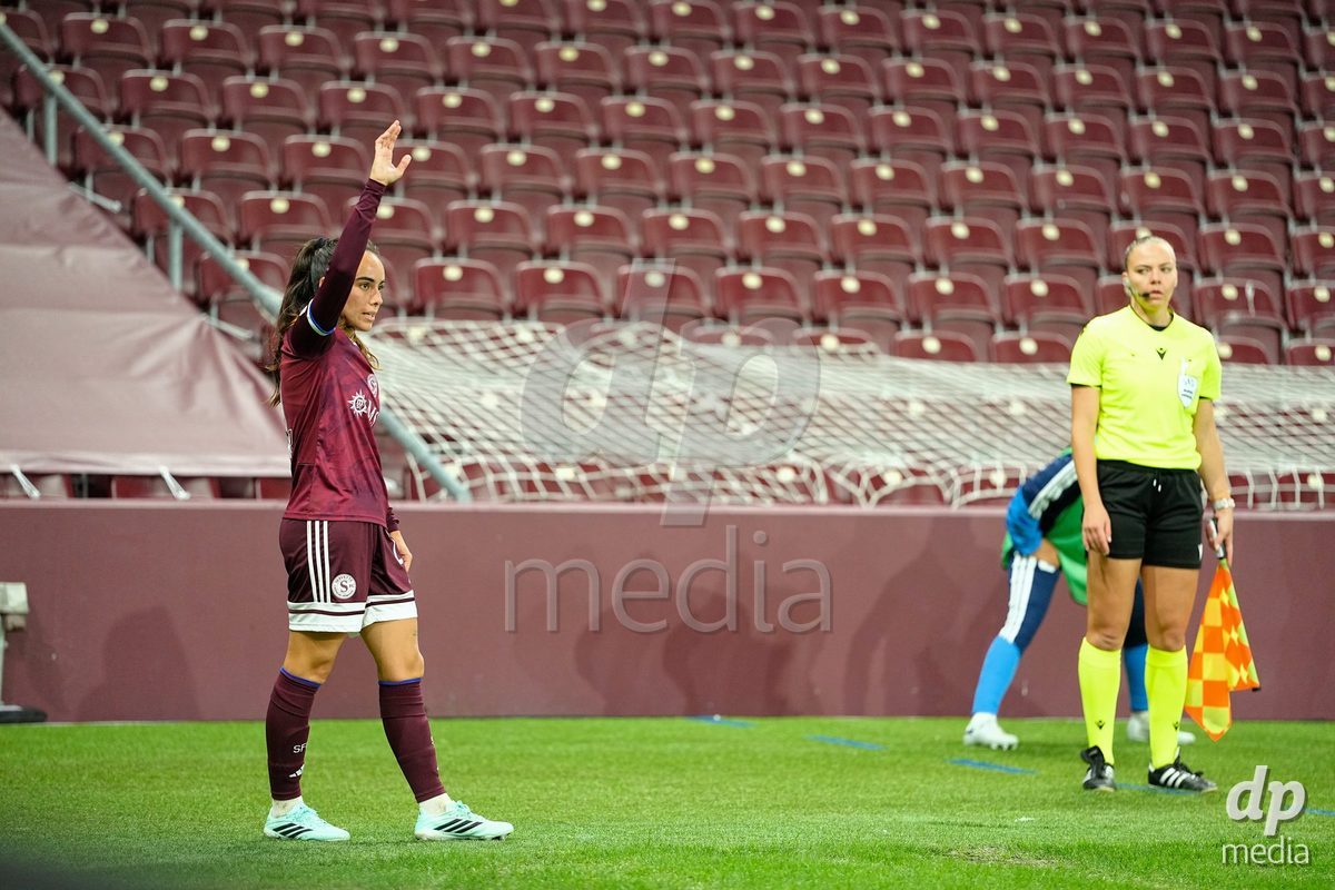 GENEVA, SWITZERLAND - OCTOBER 28: Joana Marchao of Servette FC Chenois Feminin with a corner during the UEFA Women's Champions League match between Servette FC Chenois Feminin and OH Leuven at Stade de Geneve on October 28, 2026 in Geneva, Switzerland.