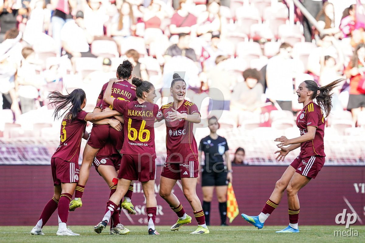 Switzerland: AXA Womens Super League 2025/26, FC Servette Chenois Feminin vs BSC YB Frauen - AWSL Final Second Leg - Stade de Geneve, Lancy: Paula Serrano Castano of Servette FC Chenois Feminin celebrates with teammates after scoring her teams second goal