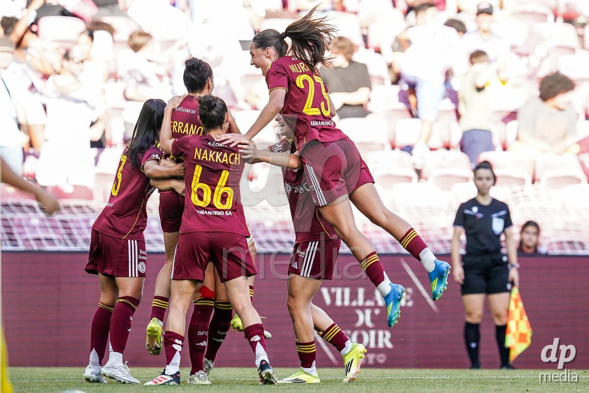 Switzerland: AXA Womens Super League 2025/26, FC Servette Chenois Feminin vs BSC YB Frauen - AWSL Final Second Leg - Stade de Geneve, Lancy: Paula Serrano Castano of Servette FC Chenois Feminin celebrates with teammates after scoring her teams second goal